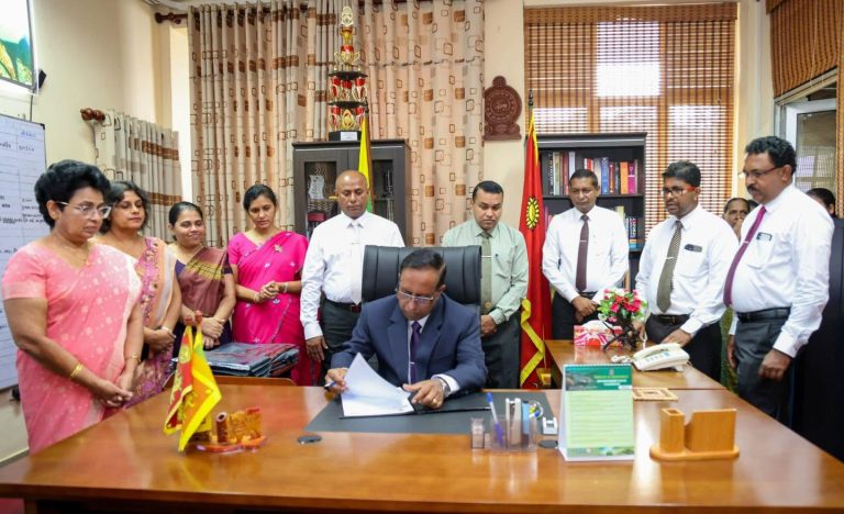 සබරගමුව පළාත් නව ප්‍රධාන ලේකම් වැඩ භාර ගනියි…